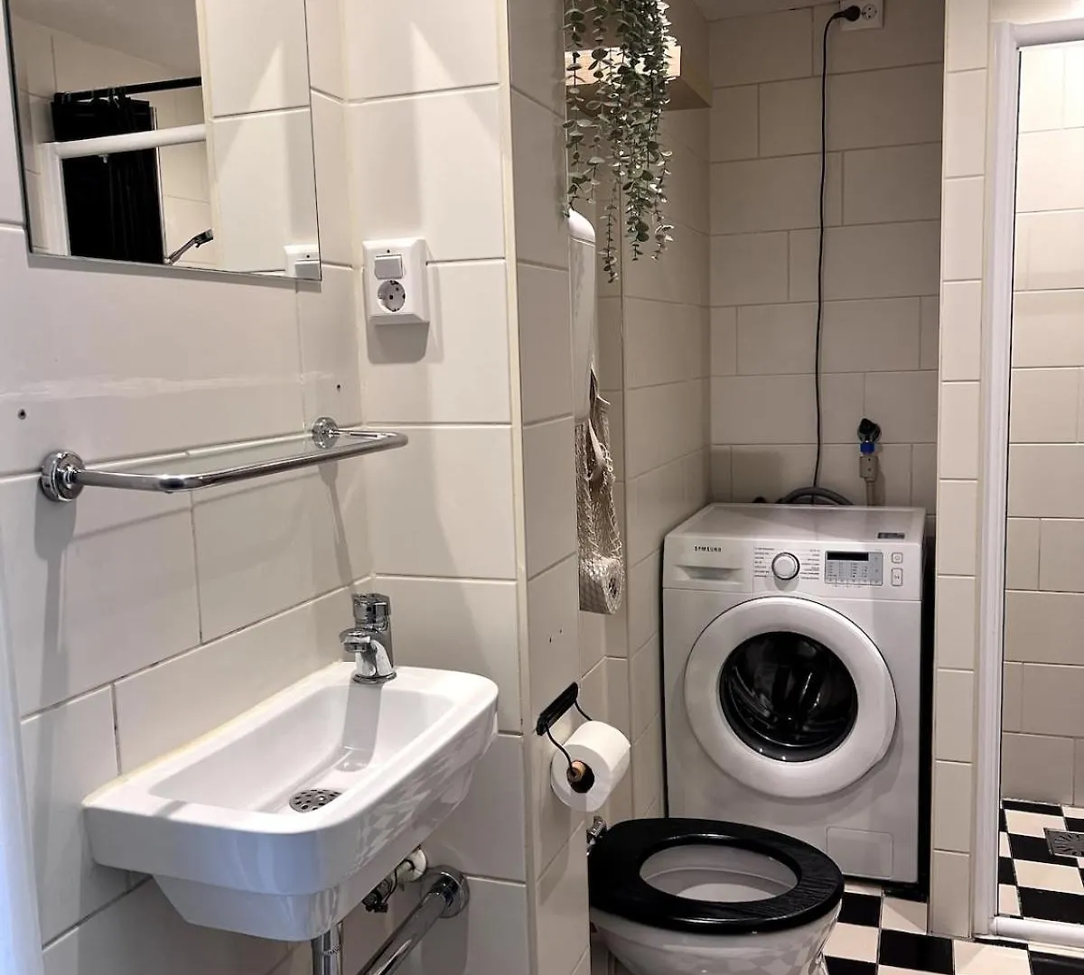 Centrally Located 2-Bedroom Apartment In Oud-West Amsterdam