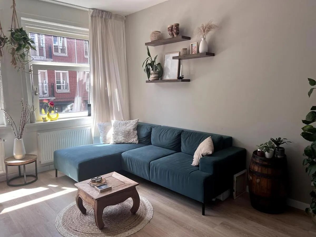Centrally Located 2-Bedroom Apartment In Oud-West contacts